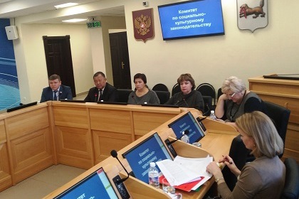 Парламентарии рассмотрели вопросы обеспечения школьников бесплатным питанием